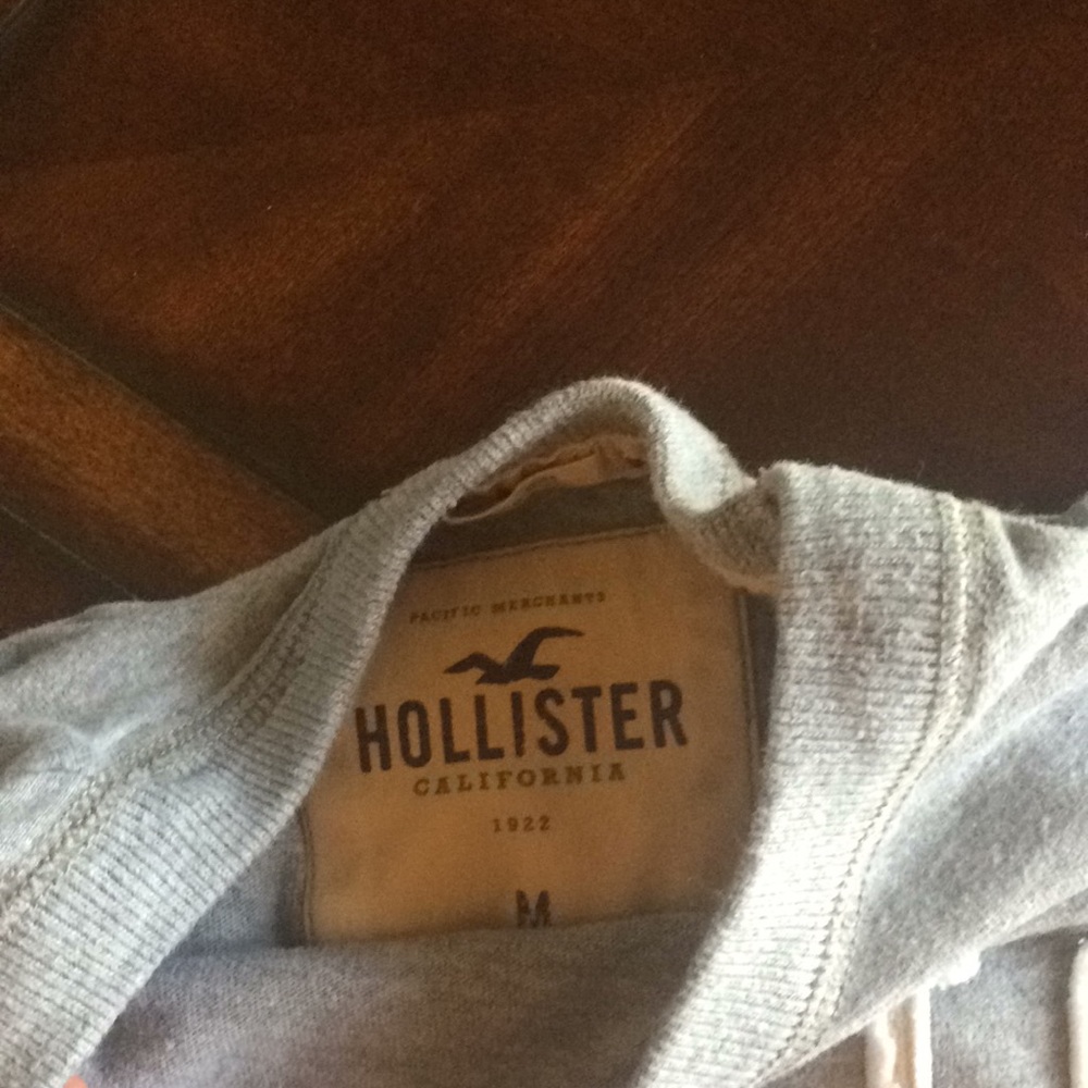 hollister tee - Picture 2 of 2